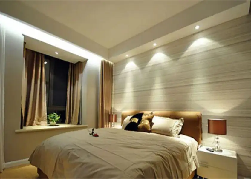 Downlight LED di Plafon Kamar Tidur Sederhana